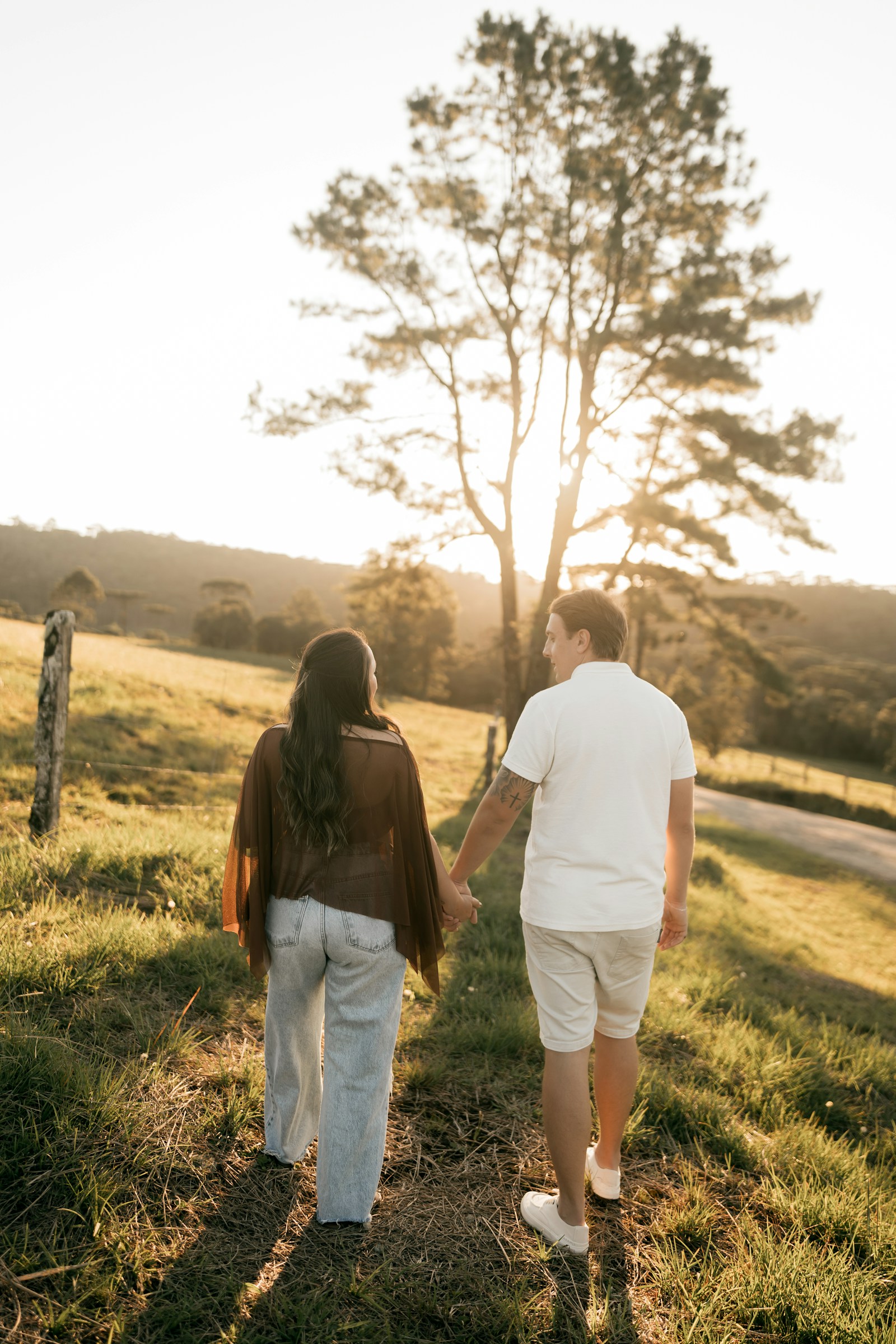 Imagem ilustrativa de um casal a caminhar de mãos dadas num campo